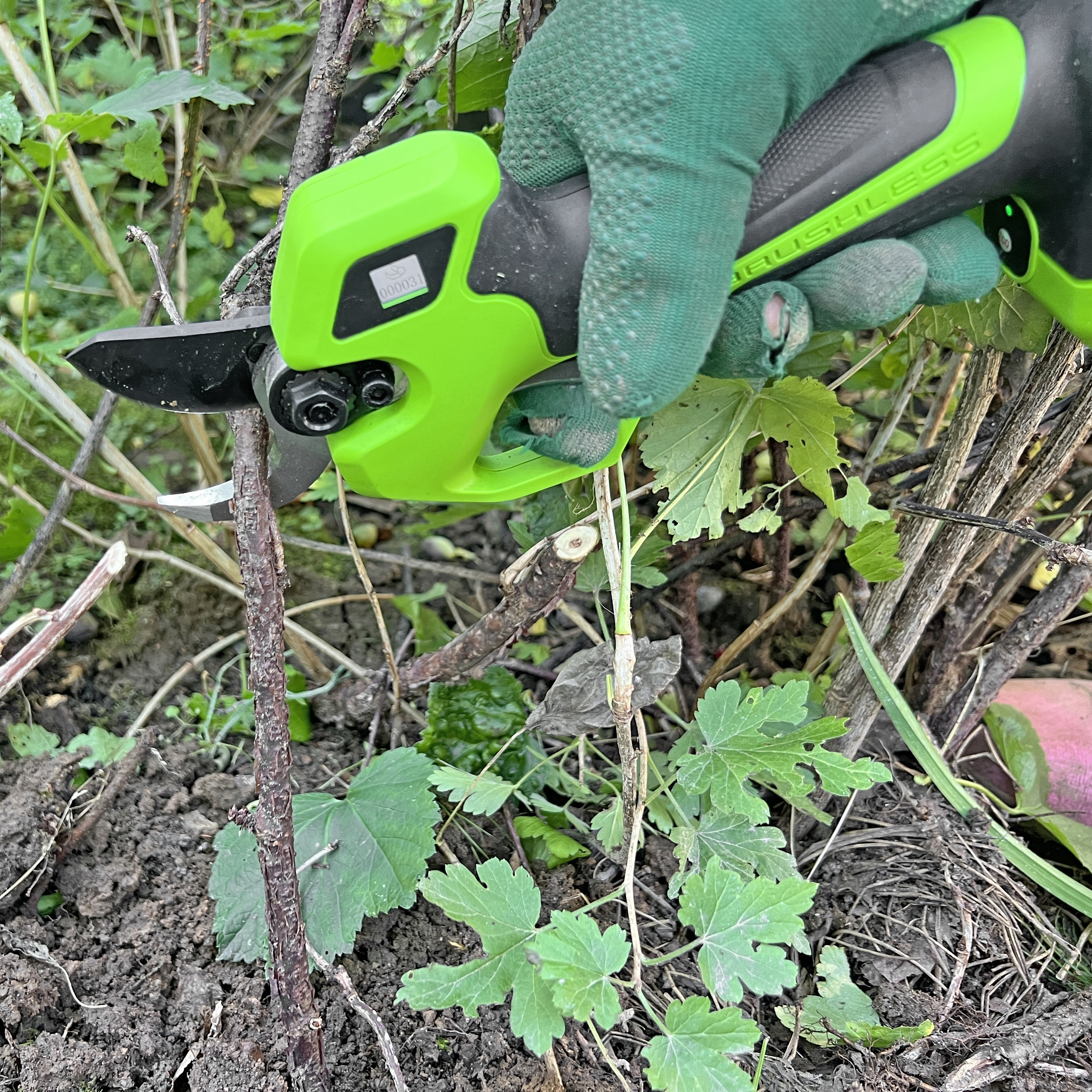 Секатор 32 мм аккумуляторный Greenworks 24V PR24320, бесщеточный, без АКБ и ЗУ